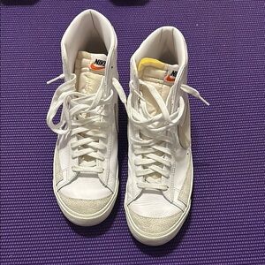 Nike Blazer Mid 77 light bone